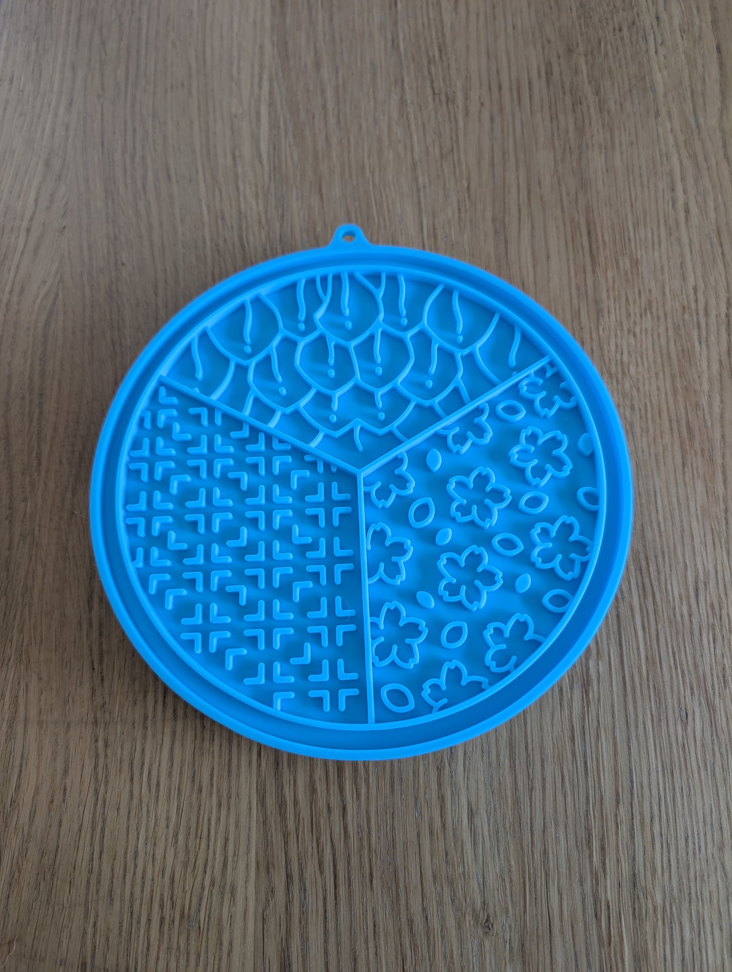 2-in-1 lick bowl and lick mat