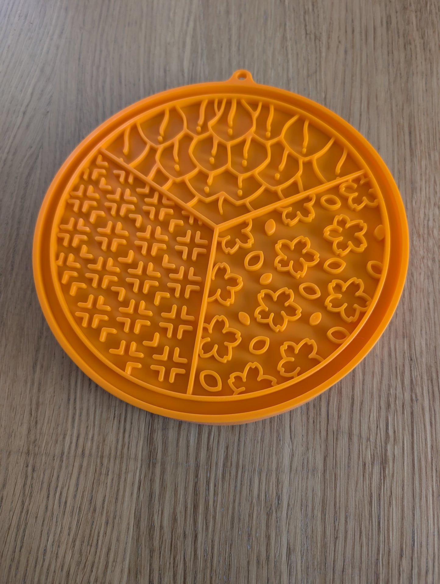2-in-1 lick bowl and lick mat