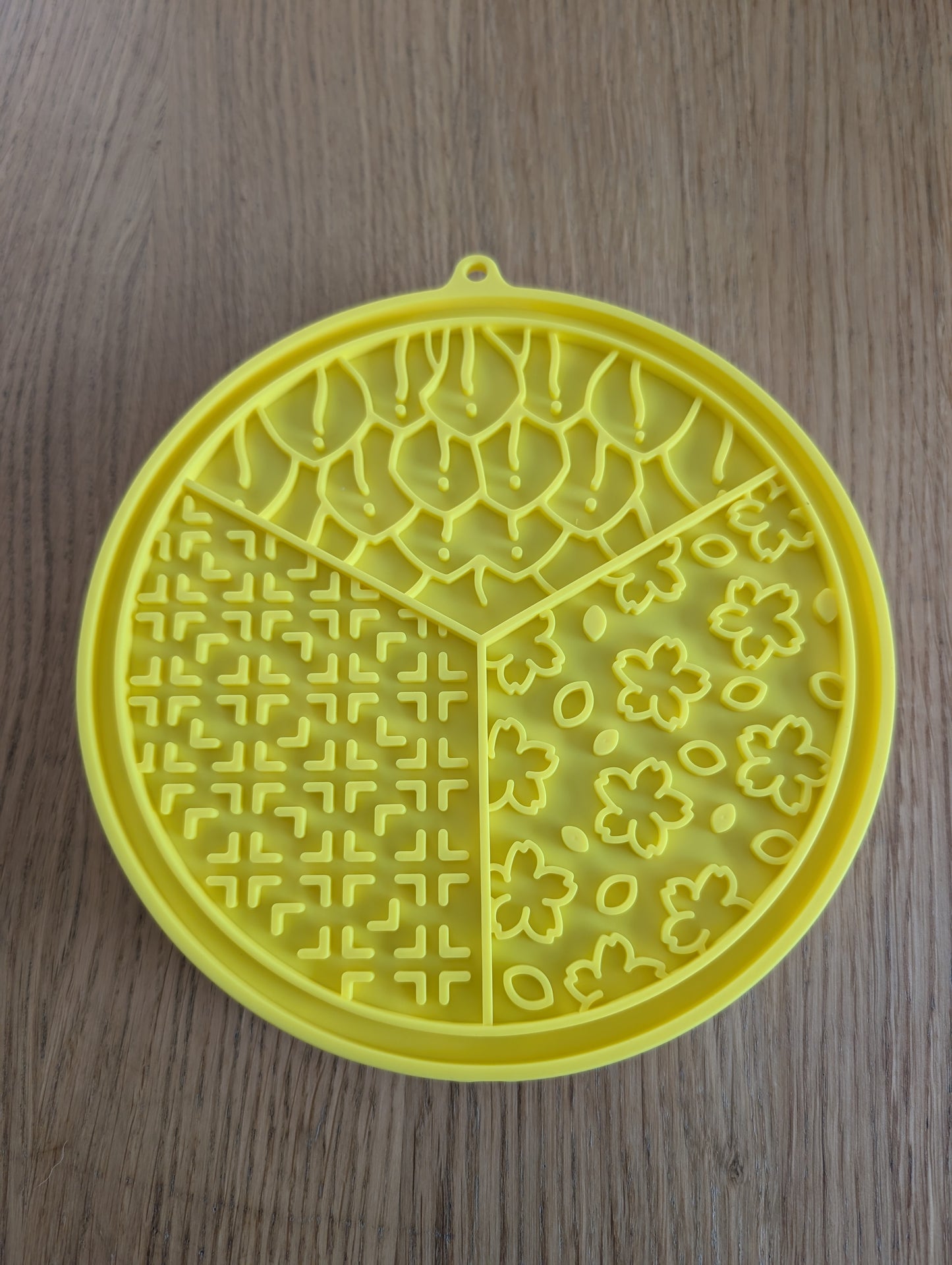 2-in-1 lick bowl and lick mat